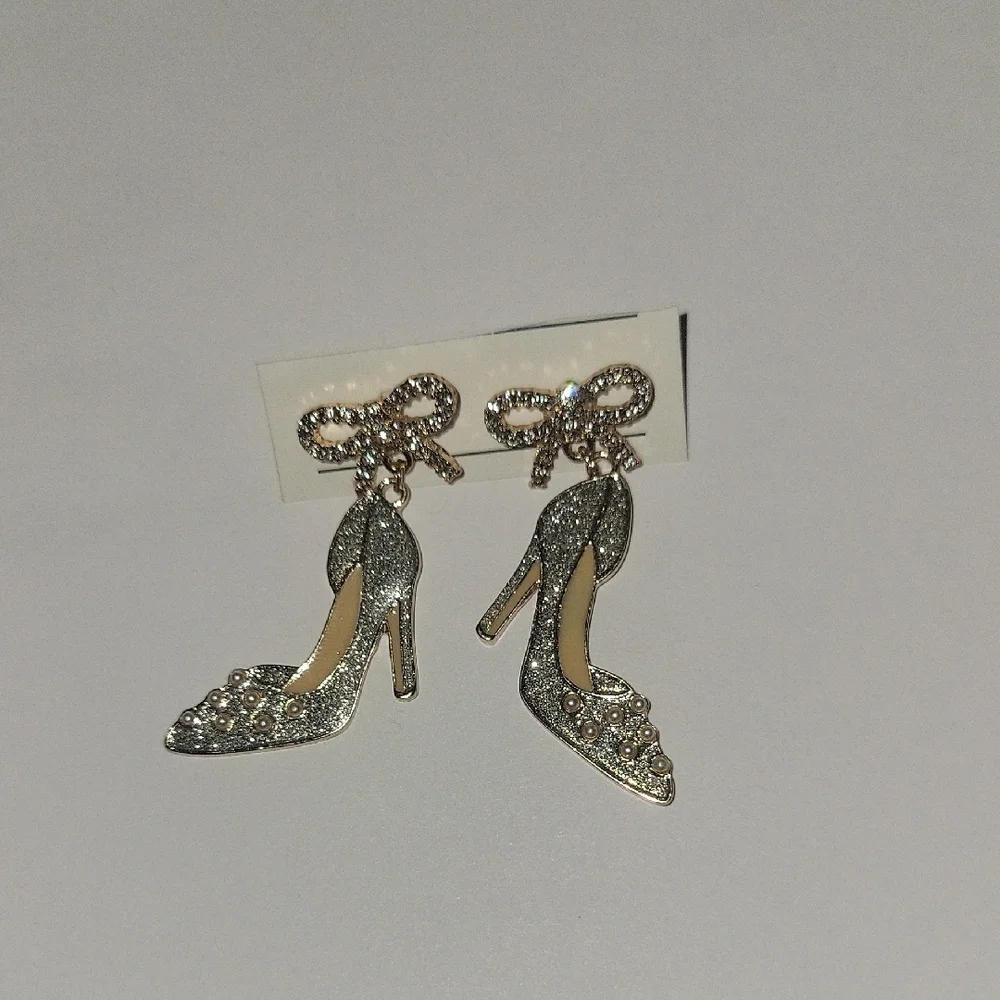 High Heel Shoes and Bow Earrings Gold and Silver - Picture 7 of 11
